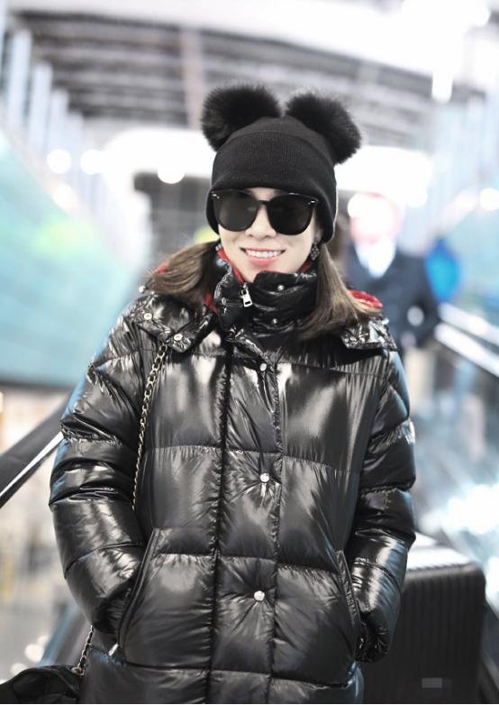 佘诗曼穿粉色裤走机场 (佘诗曼穿皮靴现身机场)