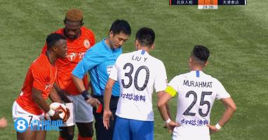 马宁出黄牌原视频,马宁掏出红黄牌被认可