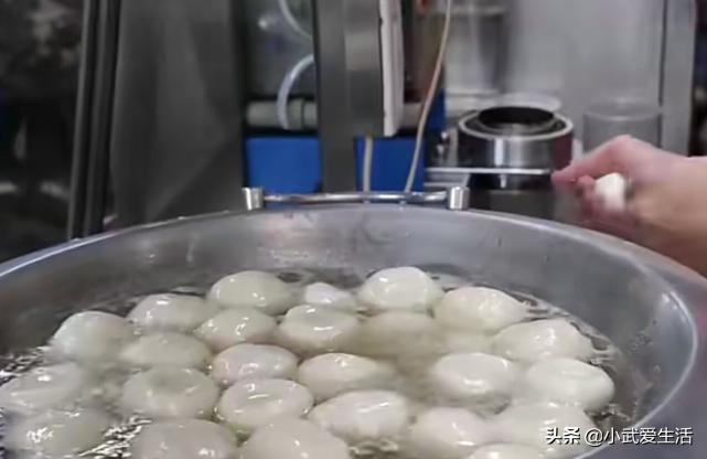 台湾人气小吃烧麻糬，糯米团煮熟蘸花生粉，软糯香甜吃过就忘不掉