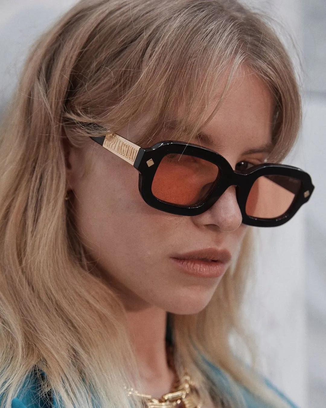 圆脸女生怎么选墨镜,圆脸女生如何选择大牌眼镜