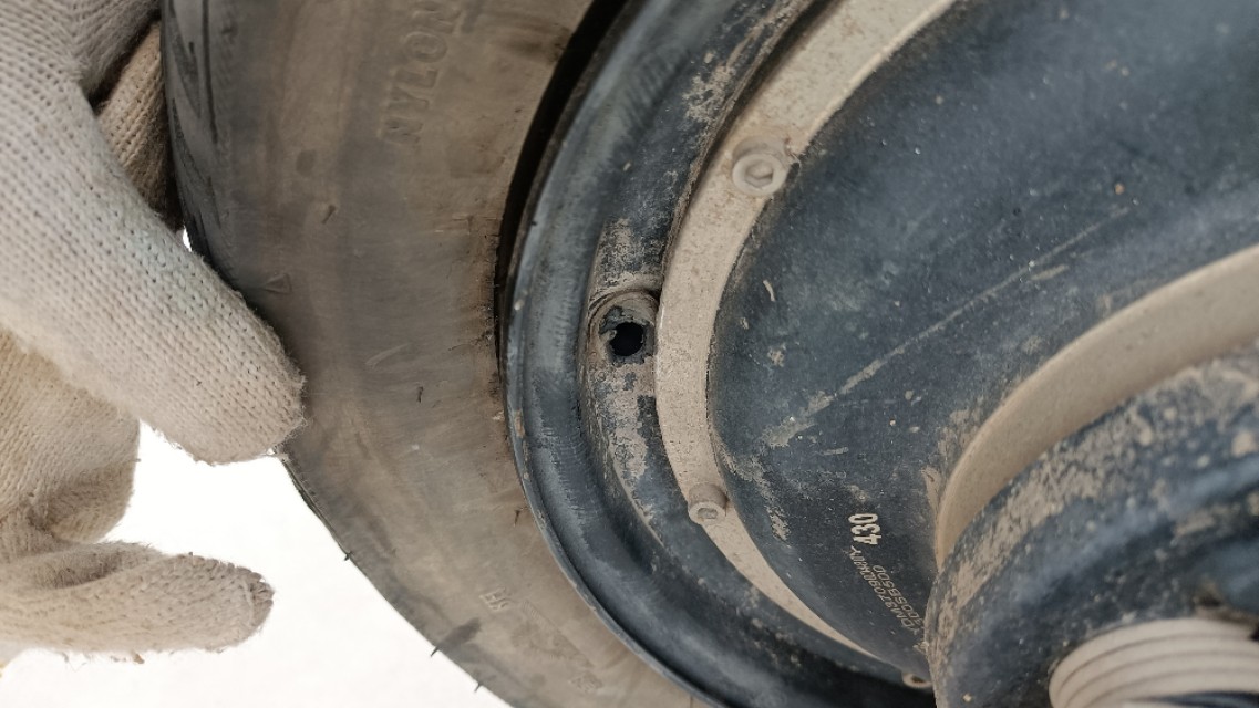 电动车气嘴根漏气小妙招,电动车气嘴旁边漏气的补救方法