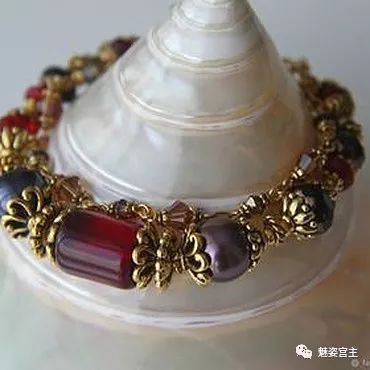 施华洛世奇水晶和珠子打造闪亮弹簧吊坠手链，附制作图解教程