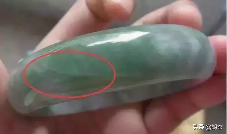 翡翠手镯摔断了的预兆,翡翠手镯摔断了该怎么办