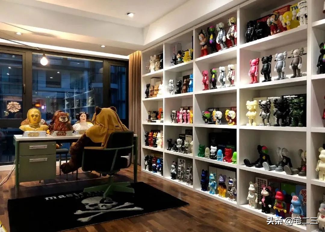 从KAWS、村上隆到草间弥生,为什么潮玩艺术也进军家居界了?