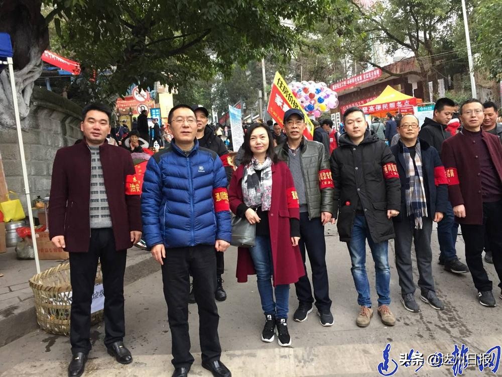 登顶凤凰山俯瞰达城风光,记者拍摄的现场画面