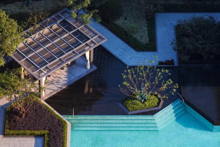 夏日清凉好去处泳池,夏日玩水胜地无边际泳池