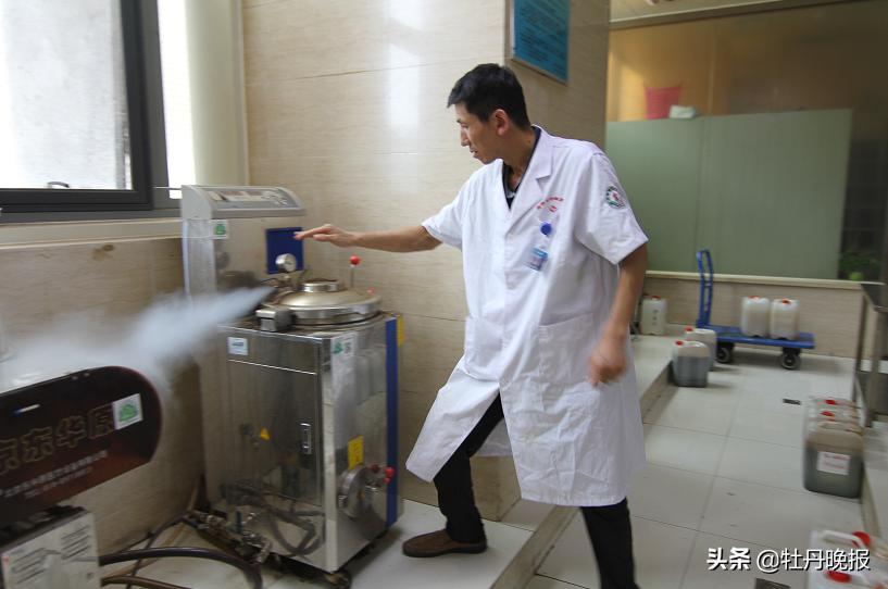 煎药师“汗蒸房”里熬良药