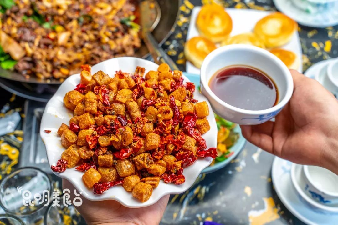 昆明每天卖的最好的美食,昆明每天卖几百桌的街边美食