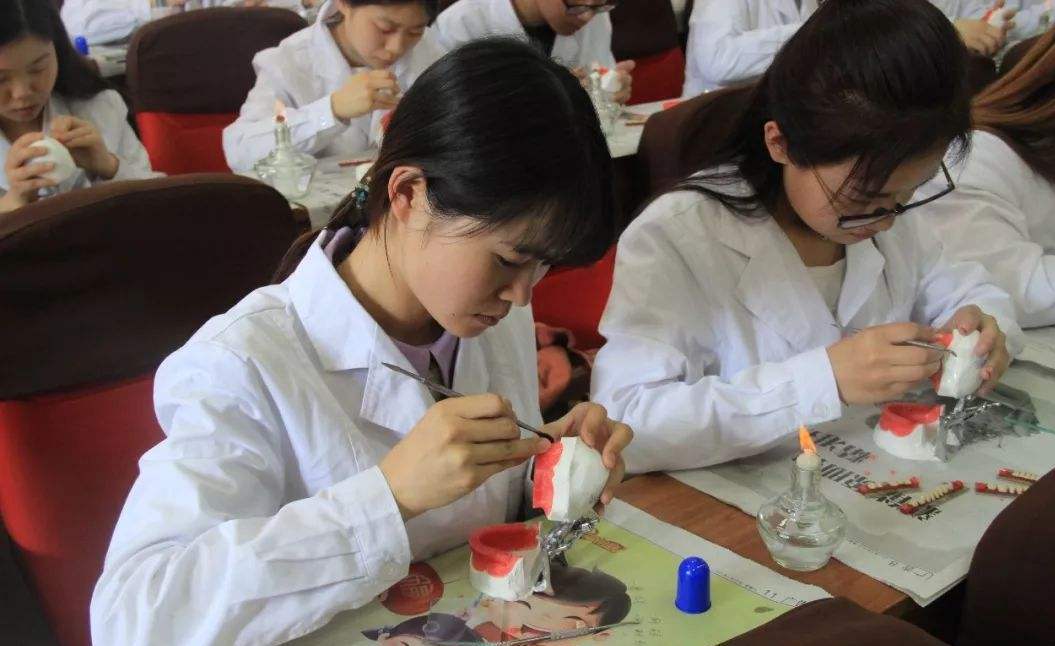 专科生学医学专业有出路吗,专科生学药学前景如何