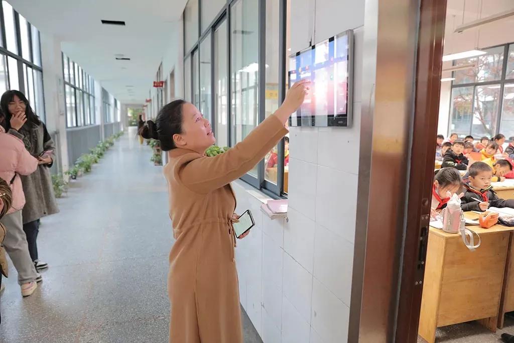 周恩来红军小学开展电子班牌应用考核助力智慧校园建设