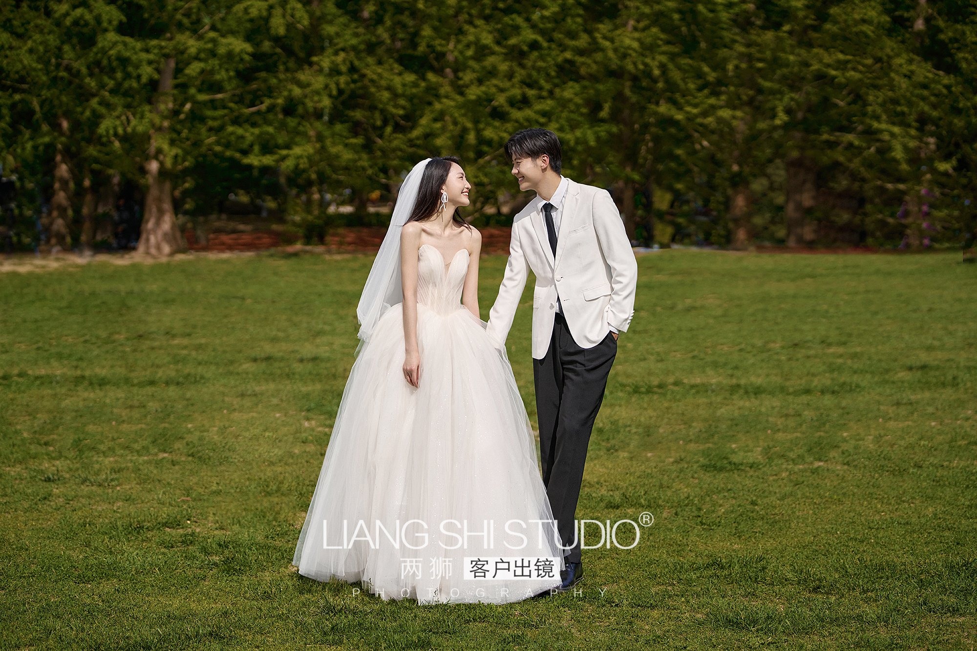 韩式杂志风婚纱照夸张造型,韩式简约婚纱照高级感幸福感爆棚