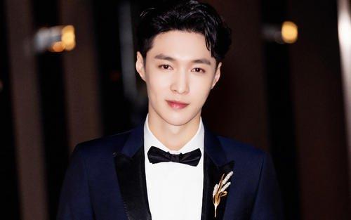 黄子韬拥抱杨超越,杨超越对男明星痴迷