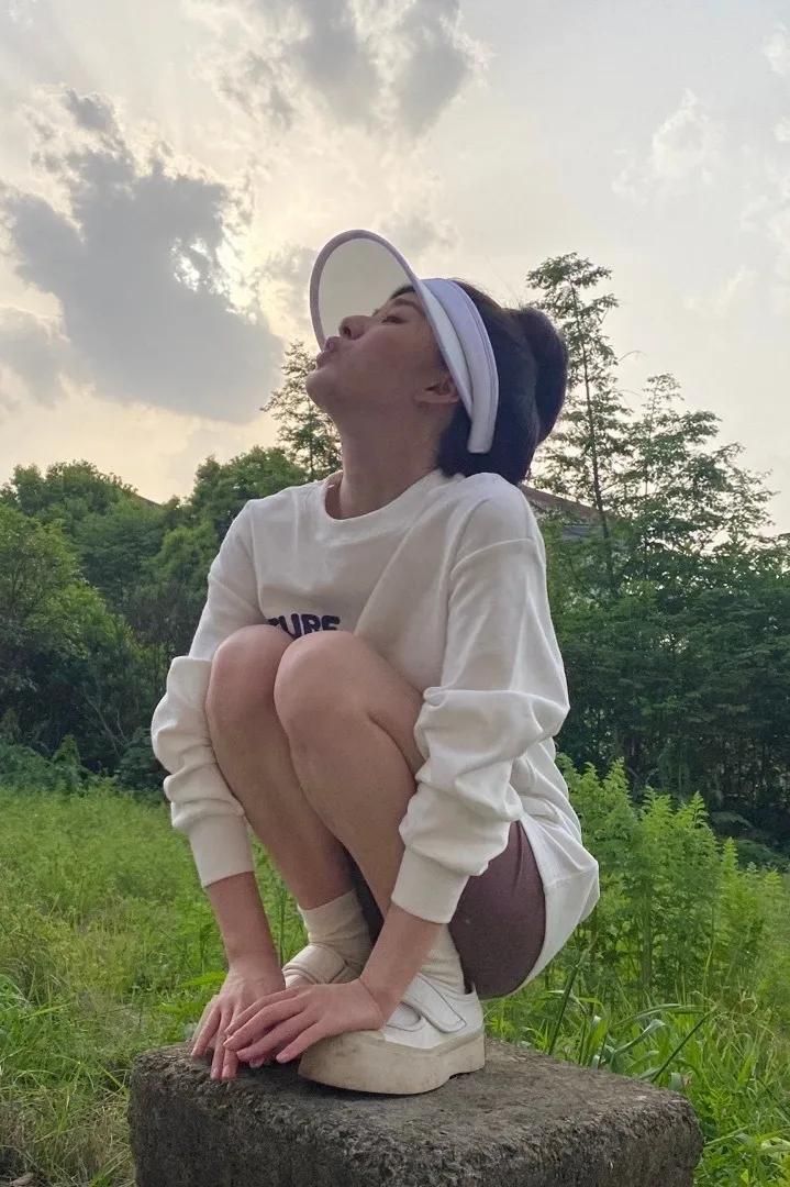 杨幂穿连体短裤时尚大片,杨幂现身粉色风衣配短裤