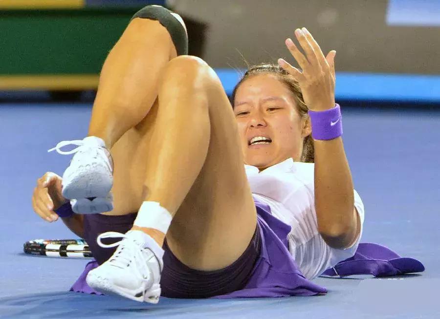 网球球员摔倒,网球拍摔地上反弹接住