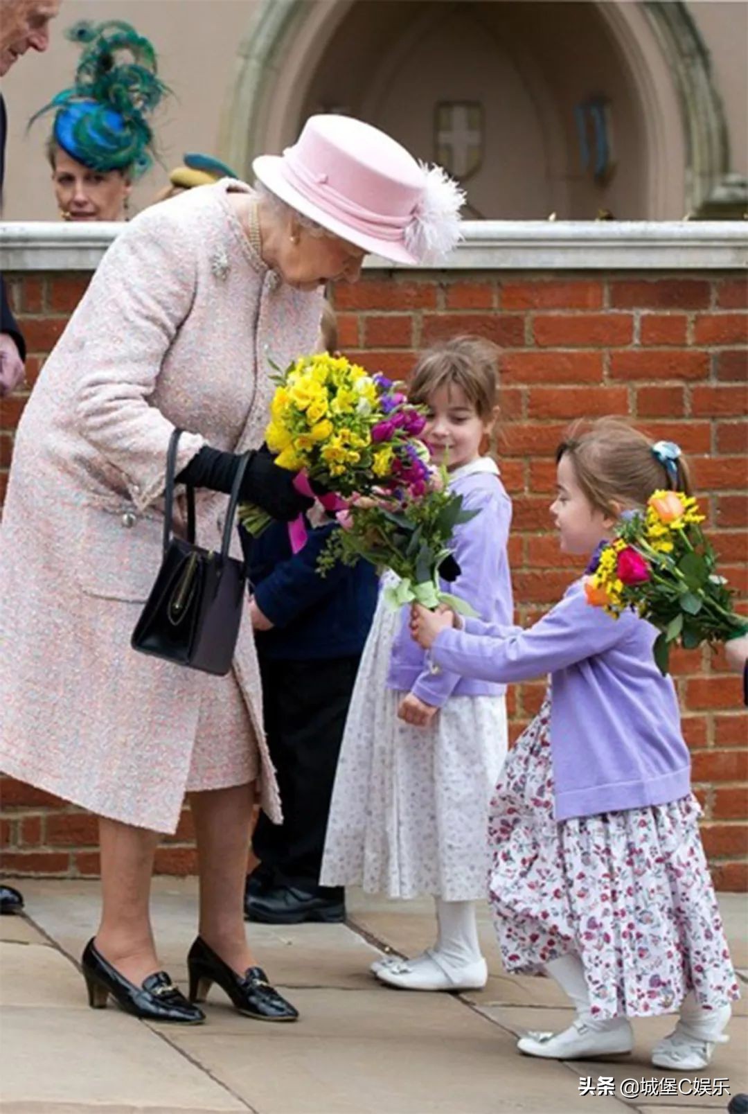 92岁英女王凯特,英女王接受小朋友献花