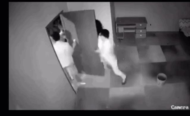 去鬼屋都被吓晕了,去鬼屋玩把工作人员给吓到