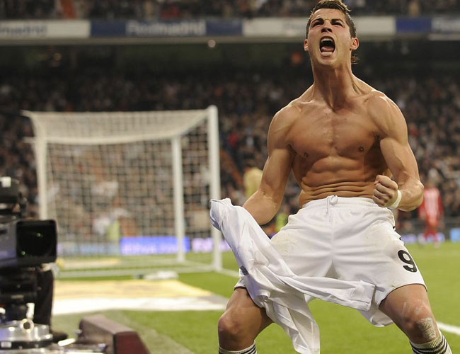 C罗半裸秀肌肉高清图片,C罗健身照片