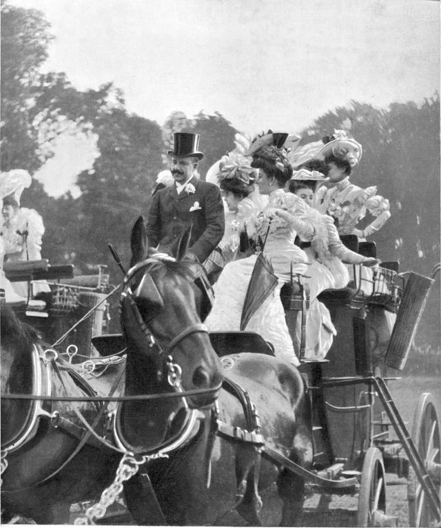 【魔幻时尚史】束腰：堪比刑具的变美工具