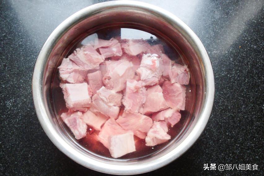 排骨一焯水油都没了,排骨一煮就变色了