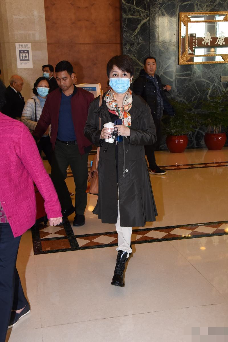 赌王何鸿燊疑病情加重,三太四太现身表情严肃,二人打扮却差距大