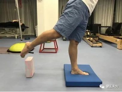 国家队康复师崴脚,国家队运动员扭伤用什么药