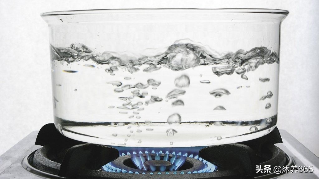 葡萄酒污渍在衣服上怎么洗干净,怎样去除衣服上的葡萄酒印记