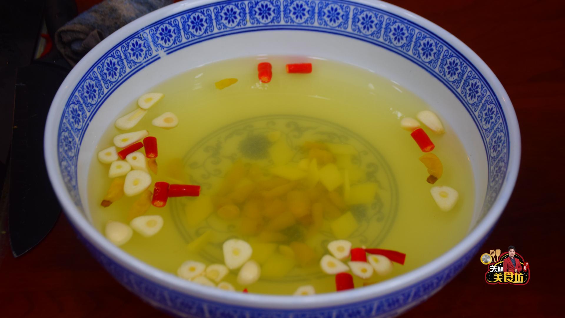 泡椒凤爪正宗家庭做法,教您自制柠檬泡椒凤爪洁白脆爽