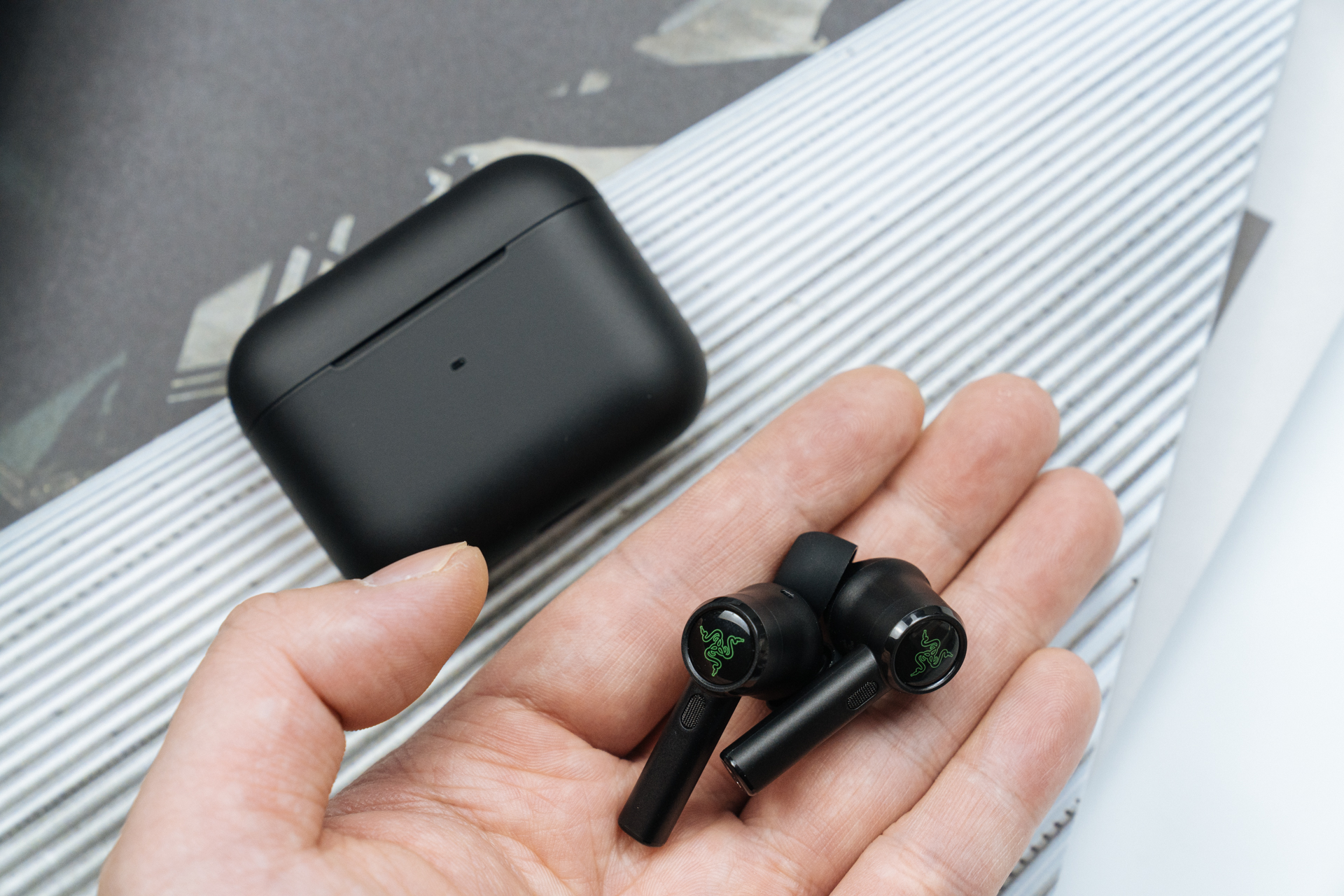 雷蛇战锤狂鲨和airpods,雷蛇战锤狂鲨真无线2代和airpods