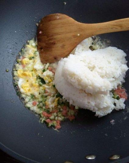 蒸甜米饭夹生怎么补救,蒸饭柜夹生米饭补救的方法