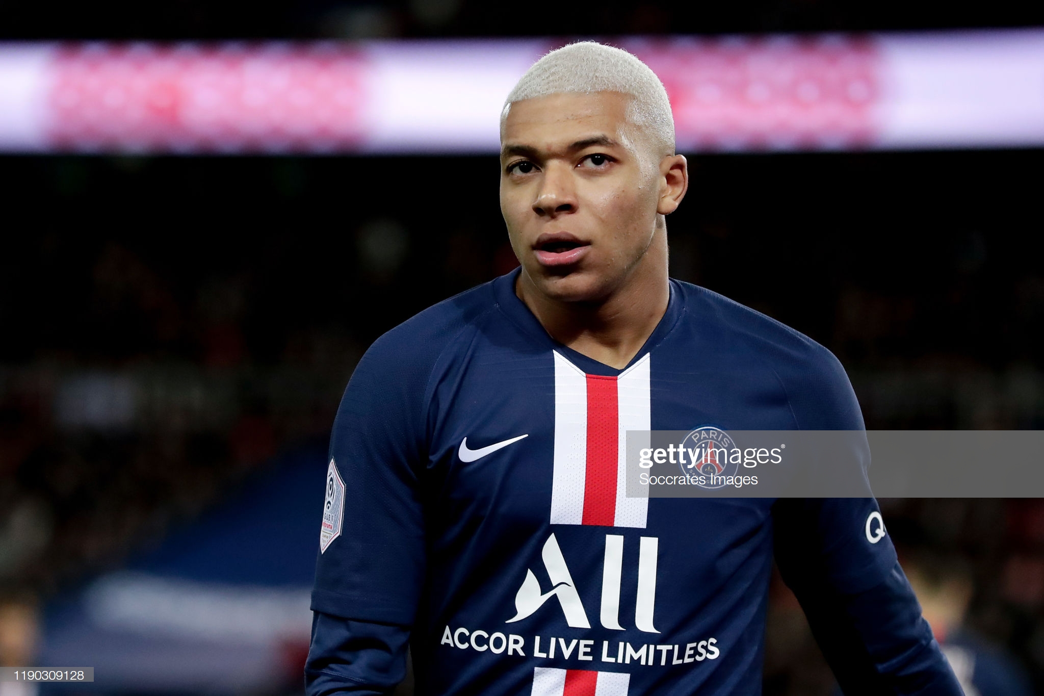 FIFA20姆巴佩一人撕毁巴萨后防线，这个进球你打几分？