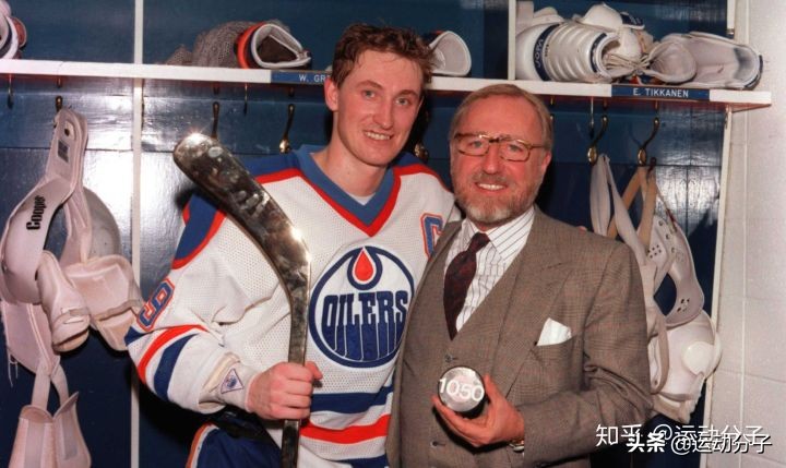 斯台普斯球馆雕像,斯台普斯中心门前的雕像