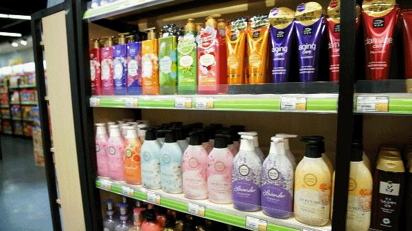 从韩国回来在超市买东西,从韩国进口商品