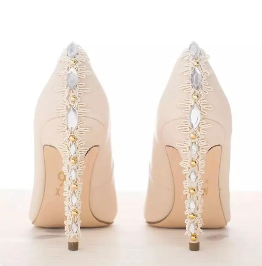 买了双白色高跟鞋，嫌太单调，稍加改造就美过新娘鞋，附教程