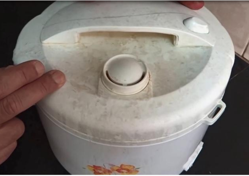 电饭锅里外都是脏东西，教你一个土方法，10分钟轻松擦干净，实用