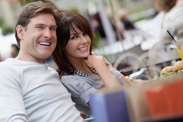 网上竟有经营出租女友业务：中国式催婚，真是逼子女太甚了