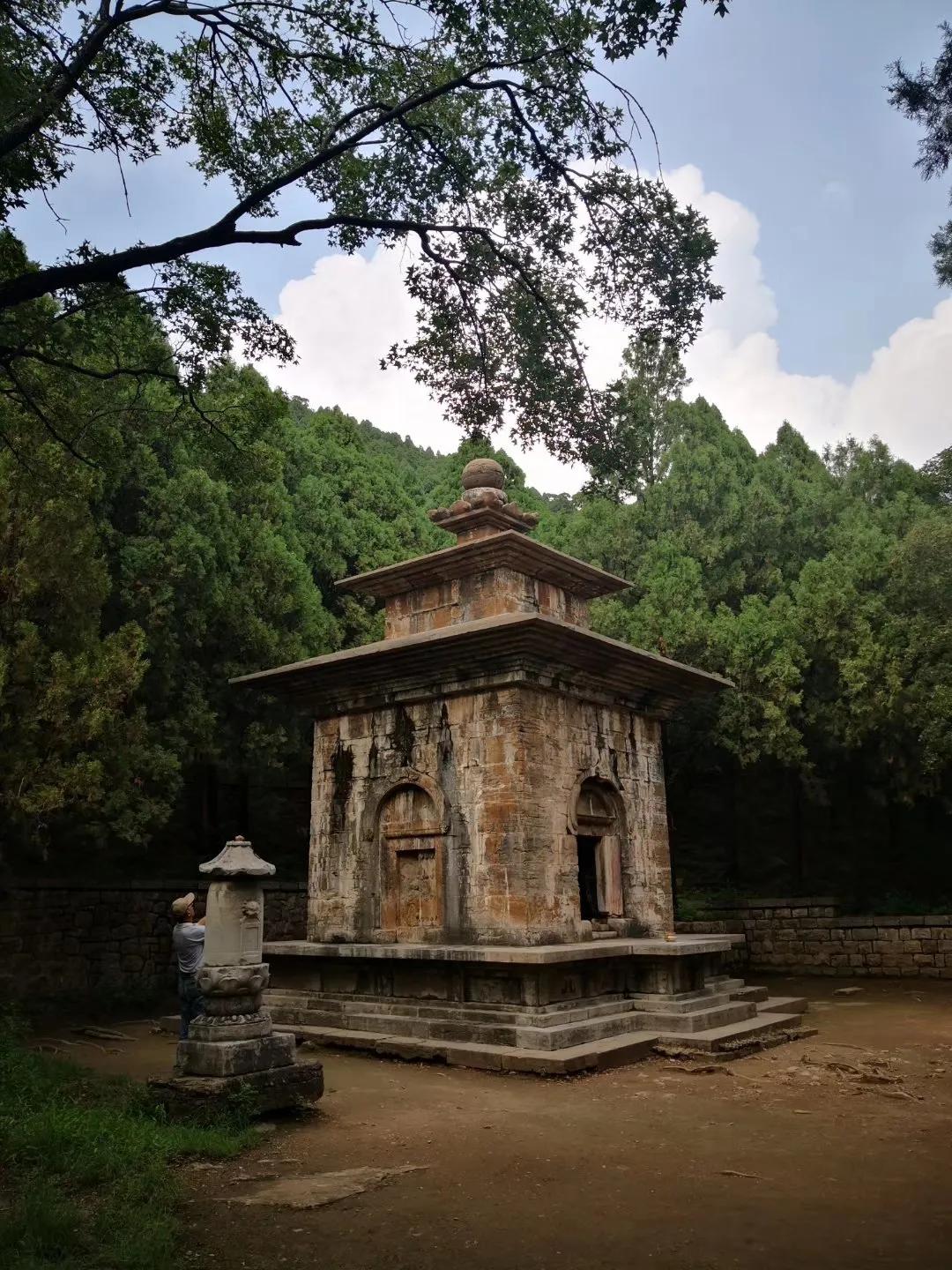 济南灵岩寺有哪些景点,济南圣堤灵岩寺