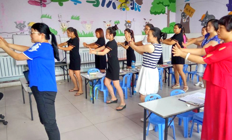 中班体育游戏100篇,幼儿园体育游戏跳房子优质课视频