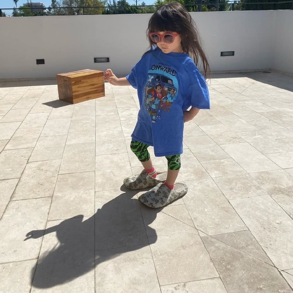 陈冠希女儿alaia潮图,陈冠希晒3岁半alaia照片