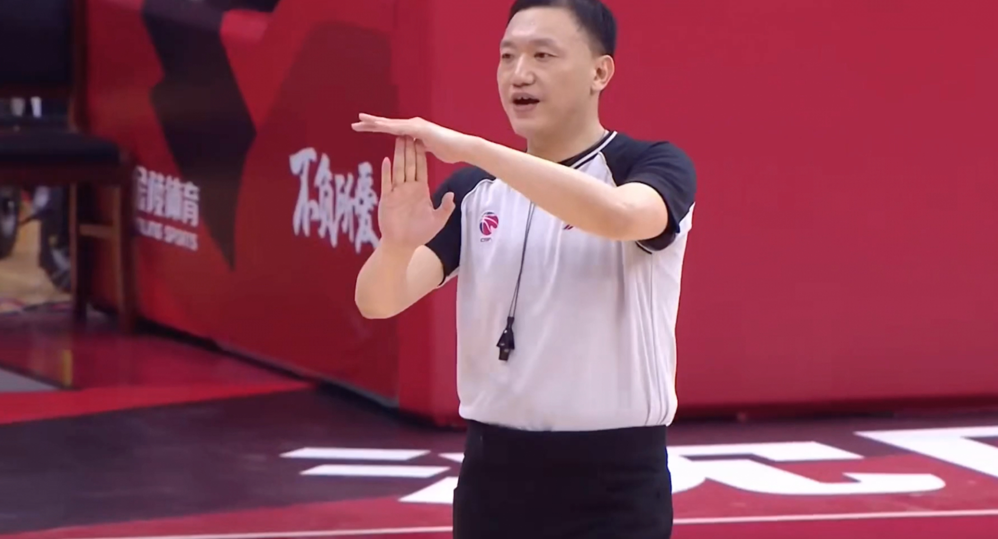 杨鸣捂郭艾伦嘴,郭艾伦发微博是对杨鸣吗