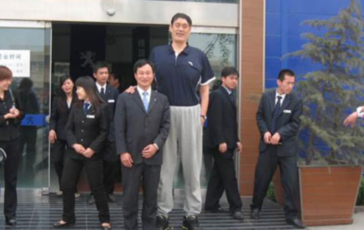 穆铁柱葬礼现场,郑海霞穆铁柱巨人症