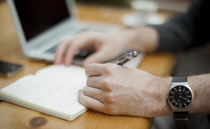 高血糖引起手臂疼痛是啥病,左手大拇指和食指发麻和高血糖