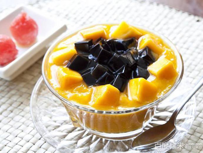 烧仙草都是有什么料,烧仙草一般都是加冰的吗