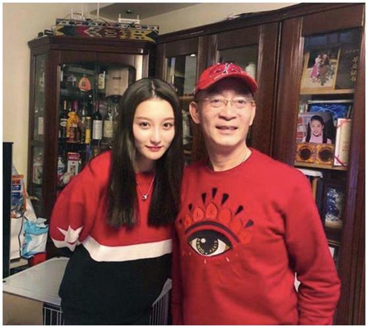 六小龄童结婚32周年晒合照，妻子竟是天竺王后！女儿撞脸关晓彤