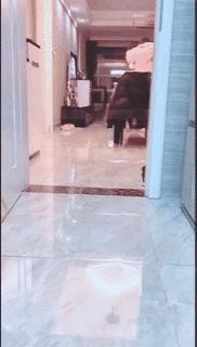 搞笑gif目光全在腿上了,爆笑gif动图我们一起出去霸气一点