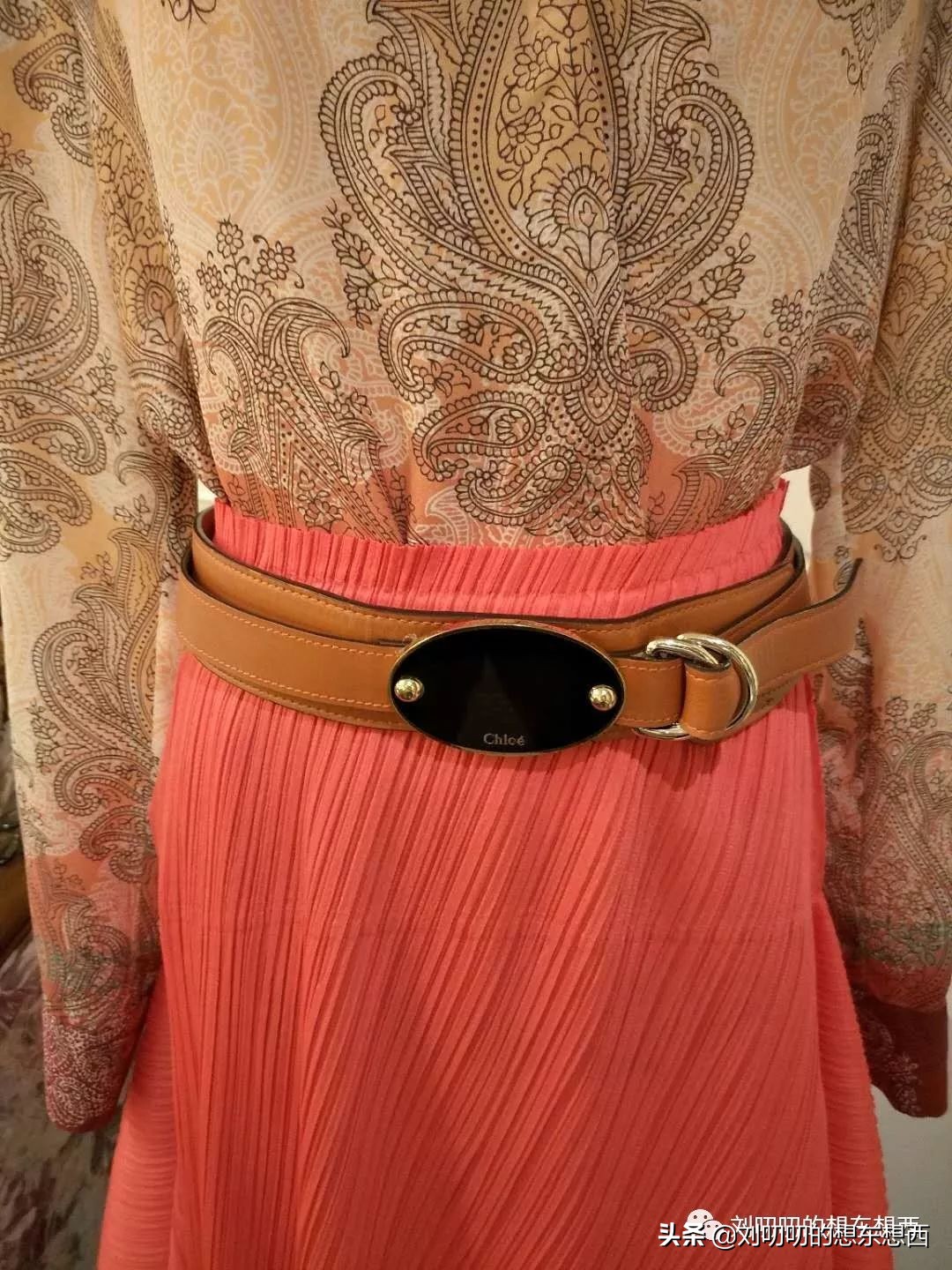 亮橘色穿搭,一日一look怎么搭配衣服