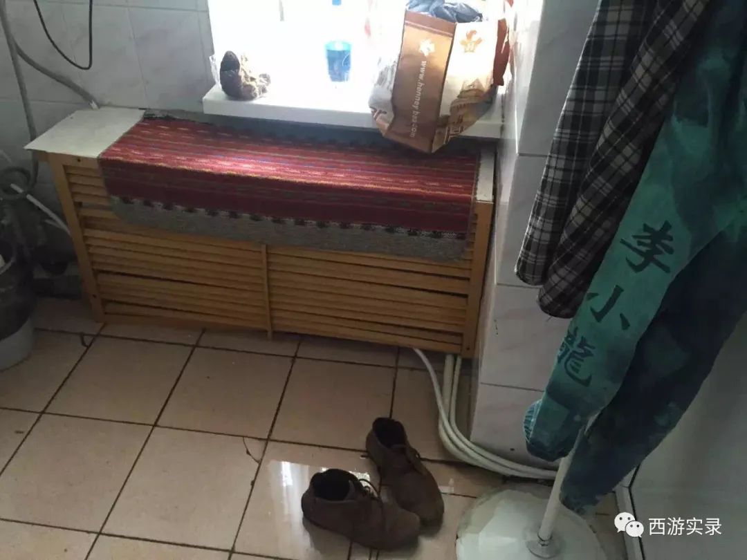 这女孩看到俄罗斯帅哥搭车，逼我停车，否则跳车