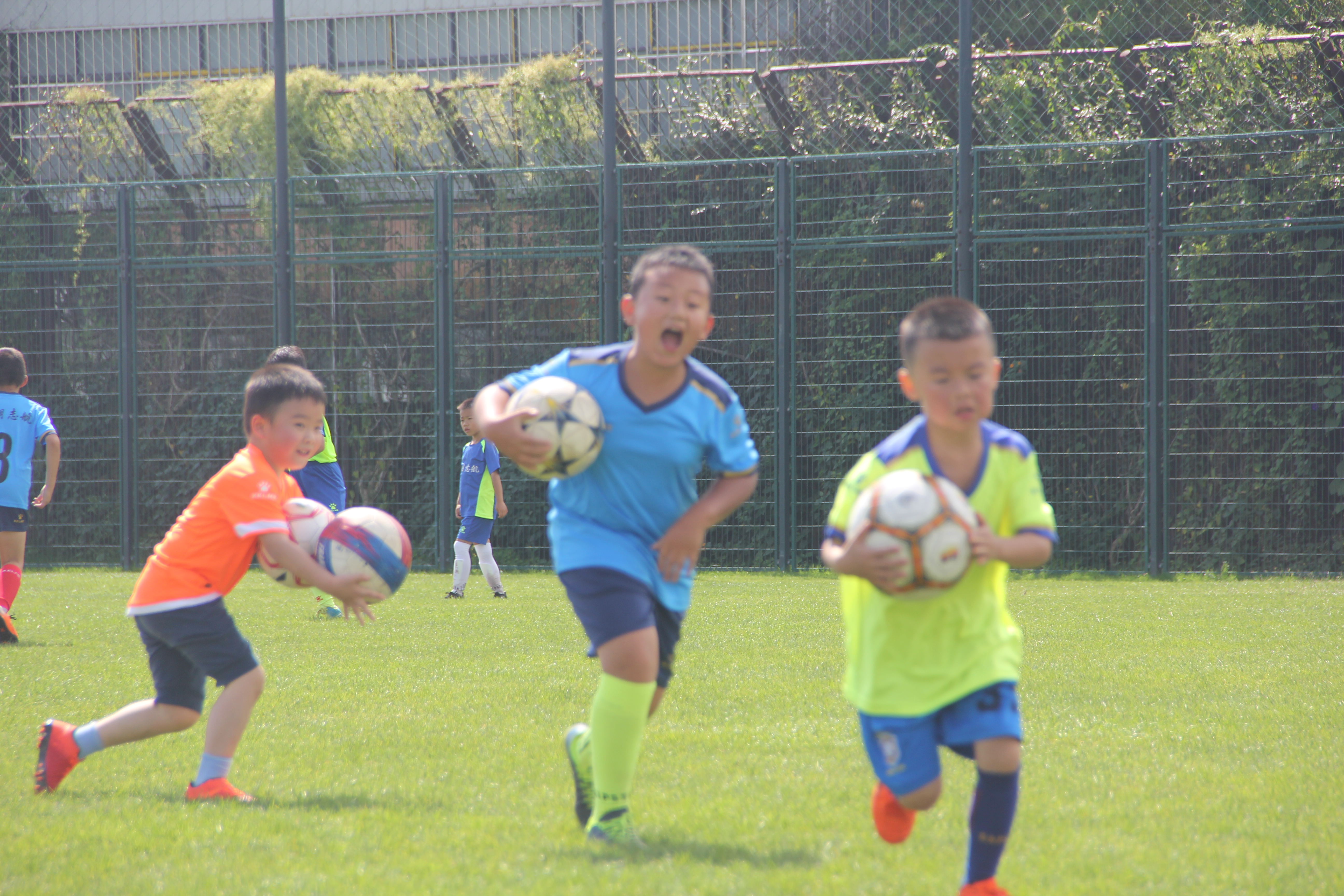 感受阳光感受生活的乐趣,感受阳光的美好传递运动的快乐