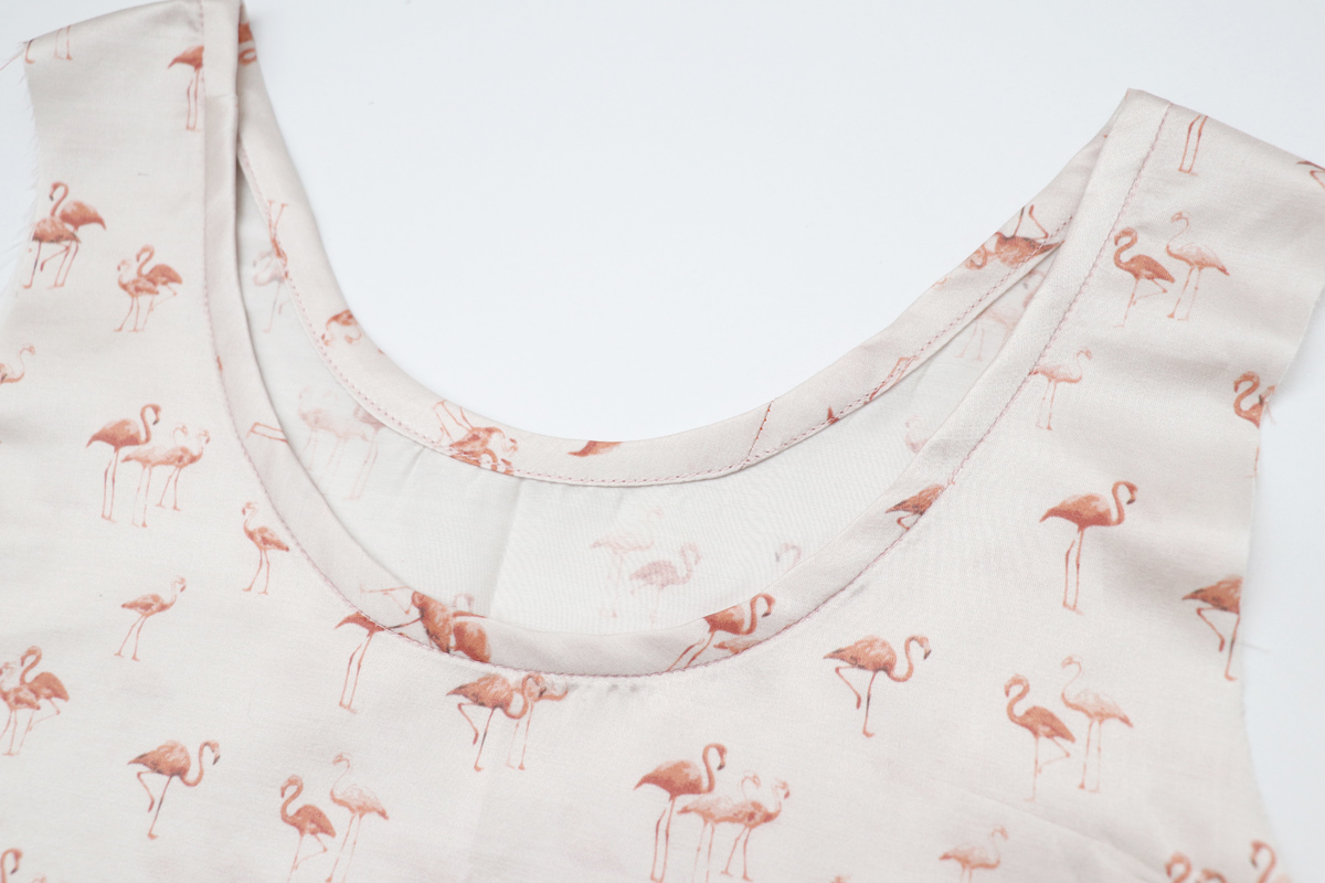 领口和领子的缝合方法,v领领口中间有三针平针缝合方法