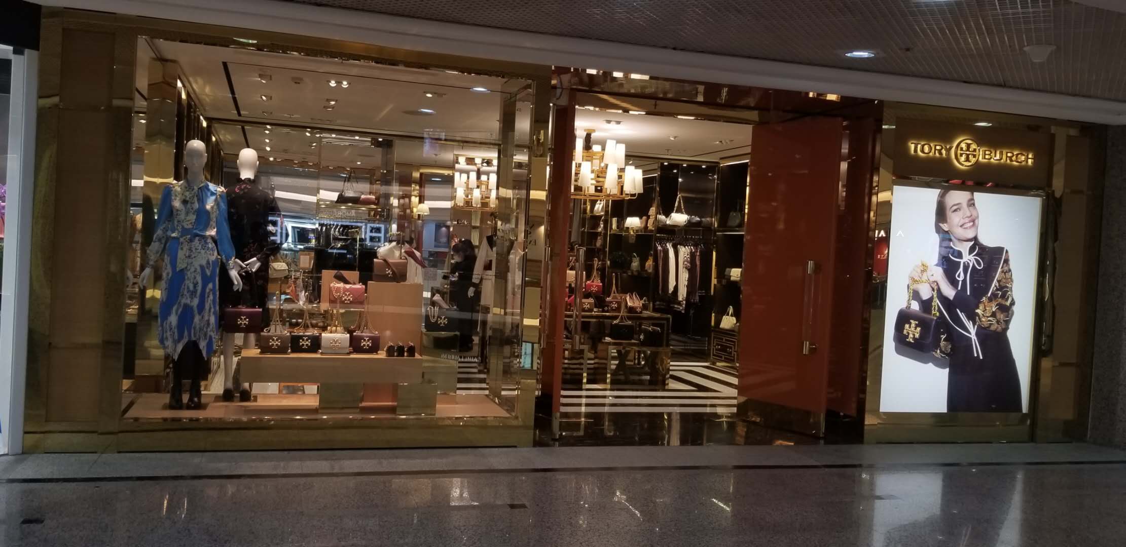 铜锣湾奢侈品时代广场购物攻略,铜锣湾潮流汇购物商城