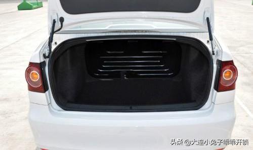 车钥匙锁进车门里怎么办,车钥匙锁后备箱怎么办最简单办法